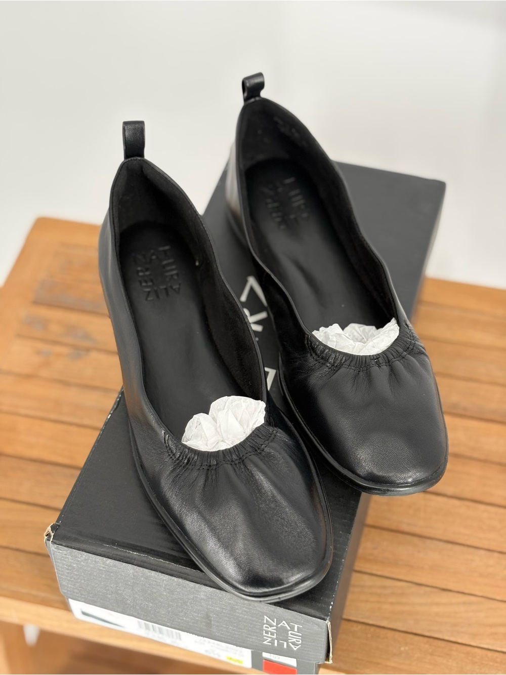 New Naturalizer Black Leather Ballet Flats with Gathered Vamp size 6.5 M
